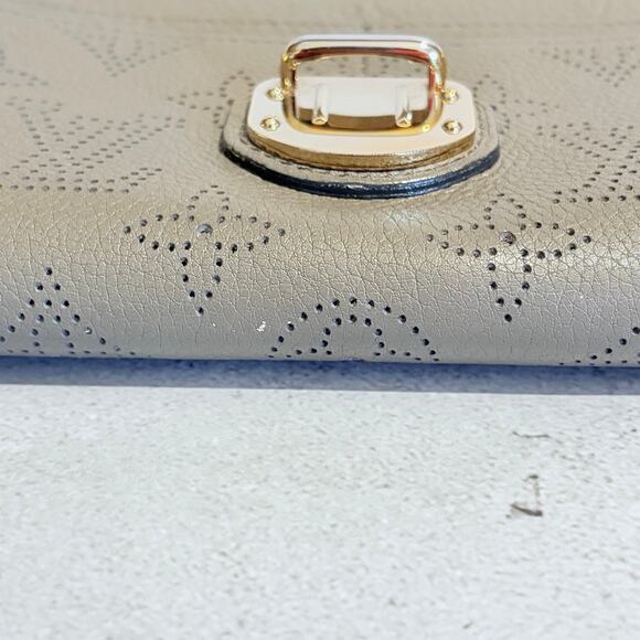 Louis Vuitton Mahina Iris Leather Wallet Galet Taupe Gray Authentic - Picture 5 of 9